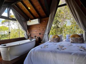 Chalé com hidro, lareira e cozinha, perto Floripaにあるベッド