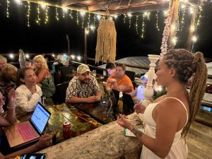 een bruid die met een groep mensen aan een bar staat bij Sunrise view posada in Providencia