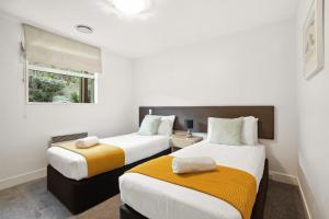 Una cama o camas en una habitación de Fabulous Lakeside Marina 2 Bedroom