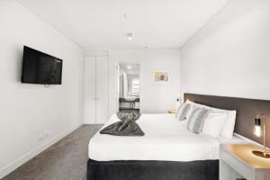 Una cama o camas en una habitación de Fabulous Lakeside Marina 2 Bedroom