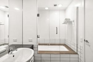 Un baño de Fabulous Lakeside Marina 2 Bedroom 16 fotos más