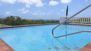 Bazén v ubytování villa kiki nebo v jeho okolí