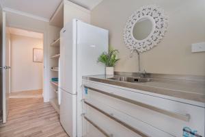 Kuchyň nebo kuchyňský kout v ubytování White Sands - Cooks Beach + 31 fotografií