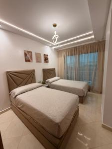 a bedroom with two beds and a window at Apartamento moderno con wifi y parking gratis in Tangier