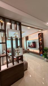 a living room with a couch and a tv at Apartamento moderno con wifi y parking gratis in Tangier