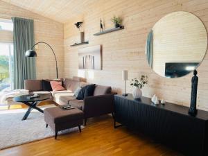 Χώρος καθιστικού στο Seaside House in Sandvik with Pool