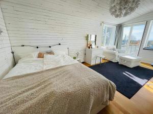 Ένα ή περισσότερα κρεβάτια σε δωμάτιο στο Seaside House in Sandvik with Pool