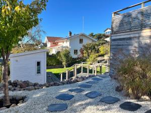 Κήπος έξω από το Seaside House in Sandvik with Pool