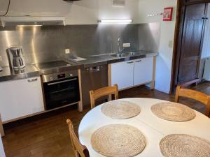 Kuchyň nebo kuchyňský kout v ubytování Holiday Home with Sauna in Sourbrodt