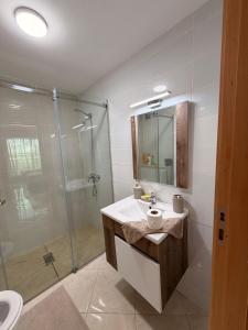 a bathroom with a sink and a shower at Apartamento moderno con wifi y parking gratis in Tangier +25 photos