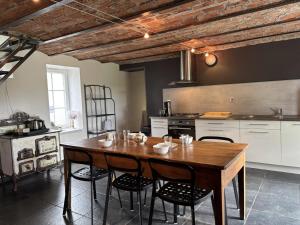 Kuchyň nebo kuchyňský kout v ubytování Corps de ferme rénové avec vue et Wifi à Marcillat - FR-1-489-369 + 21 fotografií