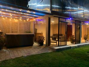 una casa con piscina en el patio por la noche en Lejaim, 