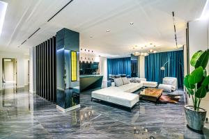 バクーにあるNIZAMI STREET ViP PRESTIGE APARTMENTのソファとテーブルのあるリビングルーム +236枚の写真
