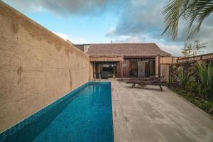 ein Pool an der Seite eines Hauses in der Unterkunft Jeju Sentosa Hallim in Jeju-do + 35 Fotos