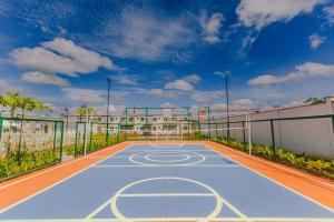 Tennistä tai squashia majoituspaikan Ideal Accommodation for COP 30 alueella tai lähistöllä