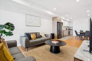 una sala de estar con un sofá y una mesa en CANN507 - Cannington Comfort, en Perth