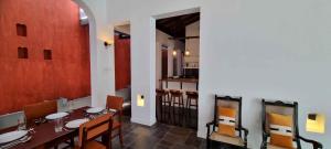 a dining room with a table and chairs and a kitchen at Villa Red, Battaramulla in Sri Jayewardenepura Kotte