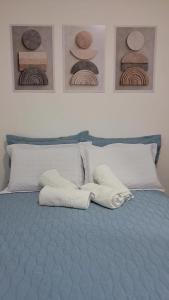 a bed with two white towels on top of it at Apartamento de 2 quartos - 900m da Praia! in Cabedelo