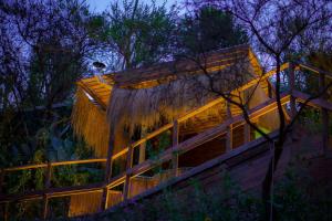 Lo Narváezrincon sukhino的茅草屋顶的房屋