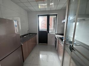 Η κουζίνα ή μικρή κουζίνα στο Yihuju 3-Bedroom, 2-Living Room Suite