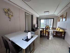 Μια τηλεόραση ή/και κέντρο ψυχαγωγίας στο Yihuju 3-Bedroom, 2-Living Room Suite