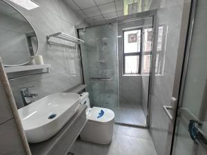 Ένα μπάνιο στο Yihuju 3-Bedroom, 2-Living Room Suite