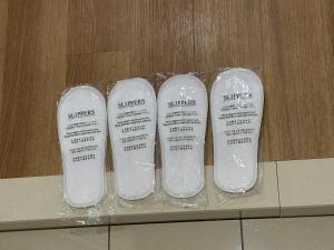 鹿儿岛YASAKAHotel的柜台上放着一排白色拖鞋。