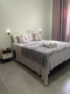 ein Schlafzimmer mit einem großen Bett mit Kissen darauf in der Unterkunft Casa 3 Fronteiras in Foz do Iguaçu + 18 Fotos