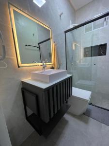 ein Badezimmer mit Waschbecken und Dusche in der Unterkunft Casa 3 Fronteiras in Foz do Iguaçu