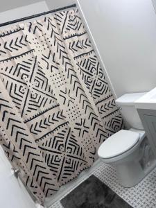 een badkamer met een zwart-wit douchegordijn bij So sweet so stylish in Elizabeth +24 foto's