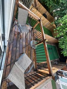 een buitenterras met twee stoelen en een spiegel bij So sweet so stylish in Elizabeth