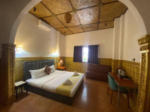 um quarto com uma cama, um sofá e uma mesa em Le hotel hotel Phnom Penh Cambodia em Phnom Penh