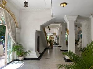 um corredor de um edifício com paredes e tectos brancos em Le hotel hotel Phnom Penh Cambodia em Phnom Penh