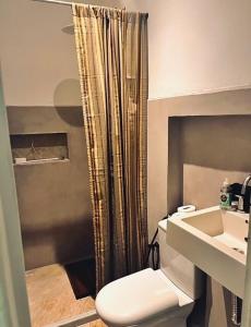 Phòng tắm tại Ground floor apartment, bedroom, living room