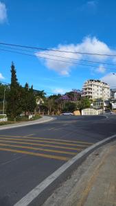 een lege straat met gele lijnen op een weg bij Amy Hotel & Apartment in Da Thanh