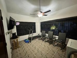 TV a/nebo společenská místnost v ubytování Entire House in Santo Domingo Este