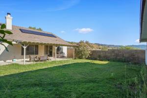 Κήπος έξω από το Family-Friendly Home in Upscale Neighborhood