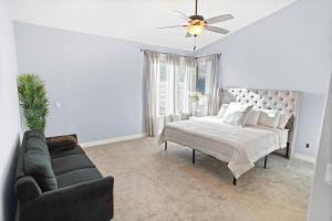 Ένα ή περισσότερα κρεβάτια σε δωμάτιο στο Family-Friendly Home in Upscale Neighborhood