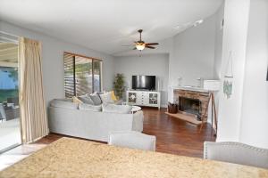 Μια τηλεόραση ή/και κέντρο ψυχαγωγίας στο Family-Friendly Home in Upscale Neighborhood