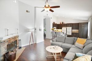 Η κουζίνα ή μικρή κουζίνα στο Family-Friendly Home in Upscale Neighborhood