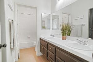 Ένα μπάνιο στο Family-Friendly Home in Upscale Neighborhood +10 φωτογραφίες