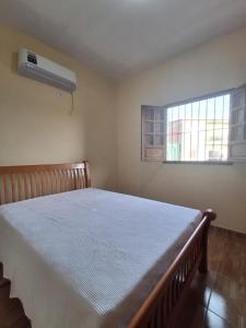 ein großes Bett in einem Zimmer mit Fenster in der Unterkunft Casa aconchegante em Nossa Senhora do Ó, Porto de Galinhas!!! in Ipojuca