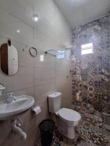 ein Badezimmer mit Toilette und Waschbecken in der Unterkunft Casa aconchegante em Nossa Senhora do Ó, Porto de Galinhas!!! in Ipojuca + 25 Fotos