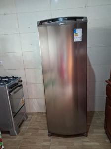 ein Edelstahlkühlschrank in einer Küche neben einem Herd in der Unterkunft Casa aconchegante em Nossa Senhora do Ó, Porto de Galinhas!!! in Ipojuca