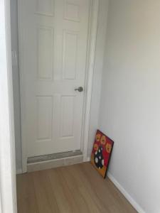 een kamer met een witte deur en een schilderij op de vloer bij 海湾景观休闲独立屋可垂钓靠近达利博物馆 in St Petersburg