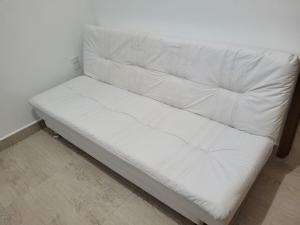 un sofá blanco sentado en la esquina de una habitación en Casa em Indaiatuba, en Indaiatuba