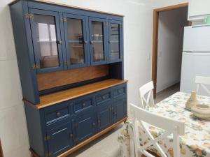 un armario azul en una habitación con una mesa en Casa em Indaiatuba, en Indaiatuba 10 fotos más