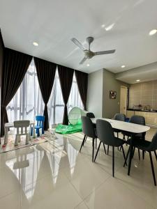 un salon avec une table et des chaises de salle à manger dans l'établissement Dpristine 3 bedder sea view opp legoland and medini, à Iskandar Puteri 11 autres photos