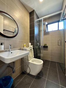 une salle de bain avec toilettes, lavabo et miroir dans l'établissement Dpristine 3 bedder sea view opp legoland and medini, à Iskandar Puteri