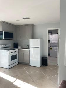 een keuken met witte apparatuur en een witte koelkast bij 海湾景观休闲独立屋可垂钓靠近达利博物馆 in St Petersburg +13 foto's